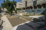 <center></center><center>Le Port Antique.</center>A droite, en bas, des murs de l'habitat tardif, puis deux murs d'époque romaine, la terrasse funéraire de la première moitié du IVe siècle av.J.-C., puis le mur de Crinas du IIe siècle av.J.-C.