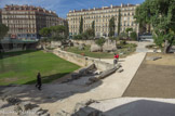 <center></center><center>Le Port Antique.</center>Le quai romain avec derrière la tour penchée et à droite, la voie antique dallée.