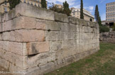 <center>La tour Sud.</center>IIe-Ier siècle avant J.C.
Cette tour formait, avec le mur « de Crinas » et la porte d'Italie, le dispositif de défense du côté oriental de la ville grecque. Elle était reliée à la tour Penchée par une courtine (mur rectiligne entre deux tours). Ce rempart grec était composé de deux parements parallèles en blocs de grand appareil remplis de blocage (pierres non taillées).