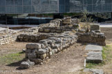 <center>L'habitat.</center>Ier-Ve siècle après J.-C. Des murs en petits moellons caractérisent cette période. Les maisons semblent, dès le Ve siècle après J.-C, cohabiter avec un quartier artisanal (métallurgie, verrerie, tannerie) et les tombes d'une nécropole. Les sols gorgés d'eau ont permis la conservation et la découverte d'objets exceptionnels, comme des chaussures en cuir, un panier d'osier, une flûte et des peignes en bois.