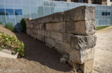 <center>Le rempart hellénistique : le mur de Crinas.</center>Le rempart qui entourait la ville antique a subi l'assaut de l'armée de César en 49 avant notre ère. Après sa défaite, Marseille conserva son autonomie, mais perdit  l’essentiel de son territoire.