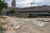 <center>La voie antique</center>IVe siècle avant J.-C. Des trottoirs sont aménagés pour les piétons. Au sortir de la ville, le dallage s'arrête brusquement : la voie devait se poursuivre par un simple empierrement. Sous la voie romaine, les fouilles archéologiques ont mis en évidence une voie revêtue de galets datée de la deuxième moitié du IVe siècle avant J.-C.
Ce même axe, qui remonte peut-être au VIe siècle avant notre ère, se retrouve dans la Grand-Rue moderne (actuellement rue Henri-Fiocca).