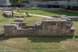 <center>L'avant-mur tardif</center>Ve siècle après J.-C. Situé en avant de la fortification hellénistique, un puissant avant-mur est venu renforcer le dispositif de défense dans la deuxième moitié du Ve siècle de notre ère.