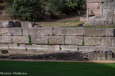 <center>L'avant-mur tardif</center>Bloc de remploi constituant l'essentiel de l'avant-mur.
Devant, le quai tardif.