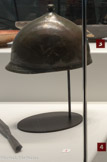 <center>Les relations politiques et guerrières.</center>Casque, pointe de lance. Oppidum du Baou – Roux. Bouc-Bel-Air. Premier siècle avant J.-C. Bronze. La base de ce casque est décorée de vagues, de points, de chevrons et de traits obliques.