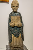 <center>Statue polychrome de saint Jean l’évangéliste</center>Anonyme XIIe siècle Marbre polychrome. Elle provient d'une église de Marseille. Sur le livre, on peut lire les premiers mots du quatrième Évangile: «Au commencement était le verbe », ce qui laisse penser à une représentation de saint Jean l'évangéliste. Dans les orifices de la chasuble devaient se trouver des ornements.