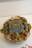 <center>Blason des Andréa</center>Marbre. Ce magnifique blason conserve des traces de polychromie. Il est celui d'une famille qui a occupé de hautes charges au Parlement d'Aix et à l'Hôtel-de-Ville de Marseille.