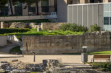 <center>Le rempart hellénistique : le mur de Crinas.</center>Lors de sa découverte en 1913, ce vestige fut désigné du nom d'un médecin qui, selon Pline l'Ancien, finança la reconstruction des murs de sa ville natale au 1èr siècle de notre ère. Il s'agit en réalité d'un élément du rempart hellénistique du IIe siècle avant J.-C.