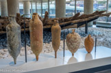 <center>Amphoréïon, présentoir à amphores de l'époque romaine</center>Épaves sous-marines. Plage des Catalans (C) IVe siècle - VIIe siècle. Terre cuite.
Amphores africaines de de type Tripolitaine (A), Africaine 2D (B), Spathéïon (C). Amphore orientale de type Agora M234 (D). Amphore hispanique de type Almagro 51C (E).