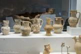 <center>La céramique de table</center>Atelier Sainte-Barbe XIIIe – XIVe siècle. Céramique.
Vases à corps globulaires et large ouverture, elles ont été trouvées en grande quantité. Les plus anciennes sont un biscuit (A), ou recouverte d’une glaçure monochrome (B). Les plus récentes sont ornées de tétons (C) ou de motifs géométriques verts et bruns.