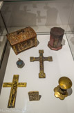 <center>Objets liturgiques. </center>XIVe-XVe siècles Émaux et métal. Coffret, custode, croix, calice, baiser de paix.