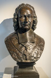 <center>Buste de Monseigneur de Belsunce.</center>Auguste Ottin. XIXe siècle. Bronze. Nommé évêque de Marseille par le roi en 1709, Henry François-Xavier de Belsunce de Castelmoron (1670 -1755) a occupé ce siège jusqu'à sa mort. La grande Peste qui s'est abattue sur Marseille en 1720 a marqué son épiscopat : son dévouement au peuple a été alors unanimement salué.
Au cours d'une cérémonie expiatoire célébrée sur le Grand Cours (aujourd'hui Cours Belsunce), il décide de consacrer la ville au Sacré-Cœur de Jésus.