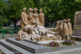 <center>Le monument aux morts</center>Le monument aux morts pacifiste réalisé par le sculpteur Paul Dardé.
Le monument présente quatre femmes symbolisant, grâce à leurs vêtements, les saisons (printemps, été, automne, hiver) mais aussi différentes classes sociales, au chevet d'un poilu mort, avec une femme effondrée sur sa dépouille et deux enfants symbolisant l'innocence, tous les civils morts. Le monument est réalisé en pierre de Lens dans le Gard patinée aux acides. Cette patine modifie la pierre trop blanche et lui donne une belle couleur rouille.