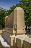 <center>Le monument aux morts</center>Le monument aux morts pacifiste réalisé par le sculpteur Paul Dardé.