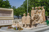 <center>Le monument aux morts</center>Le monument aux morts pacifiste réalisé par le sculpteur Paul Dardé.