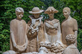 <center>Le monument aux morts</center>Le monument aux morts pacifiste réalisé par le sculpteur Paul Dardé.
Les quatre femmes symbolisent, grâce à leurs vêtements, les saisons (printemps, été, automne, hiver) mais aussi différentes classes sociales