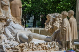 <center>Le monument aux morts</center>Le monument aux morts pacifiste réalisé par le sculpteur Paul Dardé.
L'œuvre de Dardé est à la fois réaliste et symbolique. L’anti-militarisme du sculpteur transparait dans la représentation des désastres de la guerre qui frappent indifféremment toutes les classes sociales. Dardé a lui-même perdu un fils au cours de cette guerre.