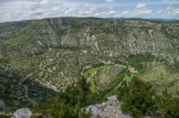 <center>Le cirque de Navacelles</center>D'une profondeur de 300 mètres, il s'agit plus spécifiquement d'un méandre abandonné par la Vis, qui s'est ouvert un nouveau cours plus direct, en créant une cascade de plus de 8 mètres de haut. Au centre, le Rocher de la Vierge, ou plus familièrement « l'huître », est entouré d'une bande de terre très fertile : c'est l'ancien lit de la rivière, le méandre. Ses prairies verdoyantes, la cascade et la ripisylve boisée offrent un contraste saisissant avec les versants abrupts, arides et caillouteux des gorges et soulignent étrangement les reliefs.