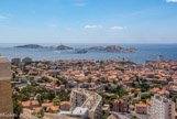 <center>Vue de Notre-Dame de la Garde.</center>Quartier d'Endoume, le château d'If, les îles du Frioul, avec, à gauche, Pomègues, à droite, Ratonneau.