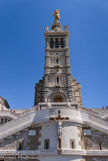 <center>Notre-Dame de la Garde</center>Œuvre de l'architecte Henry Espérandieu, cet édifice est un chef-d’œuvre de polychromie d'influence byzantine : calcaire de Calissane dont la blancheur tranche avec le vert du grès de Gonfolina, pierre de Florence.