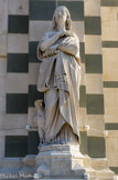 <center>Statue de saint Jean</center>A droite, la statue de l’Apôtre saint Jean, celui à qui Jésus, au moment de sa mort sur la croix, a confié la Vierge Marie. Il tient un volumen sur lequel est gravé le début d’une phrase du livre de l’Apocalypse attribué à cet Apôtre. Ces deux statues ont été réalisées par Joseph Marius Ramus.