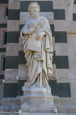 <center>Statue du prophète Isaïe</center>Devant le porche de la basilique, on trouve deux statues en marbre. A gauche, celle du prophète Isaïe tenant un volumen sur lequel est citée une annonce faite par ce prophète : 