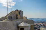 <center>Notre-Dame de la Garde</center>Le grand bastion. Les îles du Frioul, au premier plan, le château d'If.