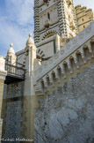 <center>Notre-Dame de la Garde</center>Le pont-levis, installé par l’Armée en 1879 devant l’entrée de la crypte pour remplacer l’ancien pont-levis que l’on avait nécessairement démoli lors de la construction du nouveau sanctuaire. Ce pont est levé tous les soirs.