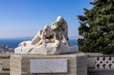 <center>Notre-Dame de la Garde</center>Sur l’esplanade du bas, on peut voir une sculpture représentant sainte Véronique essuyant le visage de Jésus avec un linge sur lequel se sont imprimés les traits de ce visage.