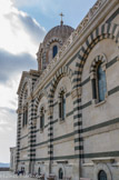 <center>Notre-dame de la Garde.</center>Les bas-côtés de la nef sont divisés en trois parties égales comportant en leur centre une fenêtre éclairant chacune une chapelle latérale. Les pilastres et les arcs sont constitués de pierres et de claveaux alternés verts et blancs. Des soupiraux placés au ras de la chaussée donnent un peu de jour aux chapelles souterraines de la crypte.