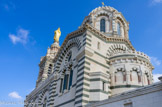 <center>Notre-dame de la Garde.</center>Le transept éclairé par deux croisées géminées surmontées d'une rosace est orienté est-ouest. Sur son axe s'élève un dôme de 9 mètres de diamètre. A droite, les baies aveugles de l'abside.