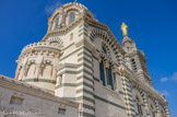 <center>Notre-dame de la Garde.</center>Le transept éclairé par deux croisées géminées surmontées d'une rosace est orienté est-ouest. Sur son axe s'élève un dôme de 9 mètres de diamètre.