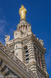 <center>Notre-dame de la Garde.</center>Plaqué contre la façade sud de ce clocher, un escalier octogonal permet d'accéder à la terrasse et de là à l'intérieur du campanile et de la statue.