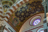 <center>Transept droit.</center>Le blason de Léon XIII, pape de 1878 à 1903, au sommet, et le blason de Mgr Louis Robert, évêque de Marseille de 1878 à 1900.