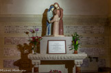 <center>La crypte</center>Bloc de trois statues, dû au céramiste Bruno Marlot, représentant les trois personnes de la Sainte Famille : Marie et Joseph avec Jésus adolescent.