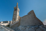 <center>Notre-Dame de la Garde</center>Ce fort a la forme d'un triangle .De ce fort d'importance assez modeste, subsiste l'éperon royal bien visible à l'ouest de la basilique. François Ier décida qu’en temps de paix les fidèles pourraient accéder à la chapelle en empruntant le pont-levis que, dans la journée, les soldats maintiendraient en position basse. En avril 1793, le duc d'Orléans Philippe Égalité, ses deux fils le duc de Montpensier et le duc de Beaujolais, sa sœur Louise duchesse de Bourbon et le prince de Conti sont emprisonnés quelques semaines à Notre-Dame de la Garde avant leur transfert au fort Saint-Jean. Il faudra attendre le 4 avril 1807 pour que la chapelle soit rendue au culte. Ce fort a la forme d'un triangle .De ce fort d'importance assez modeste, subsiste l'éperon royal bien visible à l'ouest de la basilique. François Ier décida qu’en temps de paix les fidèles pourraient accéder à la chapelle en empruntant le pont-levis que, dans la journée, les soldats maintiendraient en position basse. En avril 1793, le duc d'Orléans Philippe Égalité, ses deux fils le duc de Montpensier et le duc de Beaujolais, sa sœur Louise duchesse de Bourbon et le prince de Conti sont emprisonnés quelques semaines à Notre-Dame de la Garde avant leur transfert au fort Saint-Jean. Il faudra attendre le 4 avril 1807 pour que la chapelle soit rendue au culte.