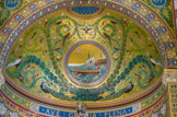 <center>La mosaïque du cul-de-four de l’abside</center>Au milieu des dauphins, une barque, symbole de l’Eglise, navigue sur une mer agitée. Sur la voile, il y a le monogramme de la Vierge Marie et, dans le ciel en haut à gauche, une étoile rayonnante avec un A et un M entrelacés (Ave Maria : je vous salue Marie) rappelant que Marie est « l’étoile de la mer ». Marie aide la barque de l’Eglise à cheminer vers le port que l’on voit à droite, dominé par un phare surmonté de la croix du Christ : Marie aide l’Eglise à cheminer vers le Christ. Tout autour, de magnifiques rinceaux de feuillage sur lesquels sont posés trente-cinq oiseaux : en haut au centre, une colombe symbole du Saint-Esprit et, à droite et à gauche, deux ensembles symétriques de dix-sept oiseaux de différentes espèces, avec en bas deux paons, symboles de l'immortalité et de chaque coté, deux oiseaux de paradis, symboles de la Vie et de la gloire de Dieu. Tout en haut, le ciel étoilé, symbolisant Dieu.