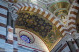 <center>Transept gauche.</center>Le blason de Pie IX, pape de 1846 à 1878, au sommet, et le blason de Mgr Charles Place, évêque de Marseille de 1866 à 1878.