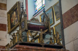 <center>Chapelle de sainte Marie Madeleine.</center>Reliquaire séparant deux chapelles de la nef.