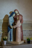 <center>La crypte. </center>Bloc de trois statues, dû au céramiste Bruno Marlot, représentant les trois personnes de la Sainte Famille : Marie et Joseph avec Jésus adolescent.