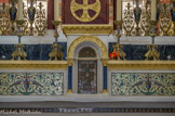 <center>Le maître autel.</center>Le tabernacle en vermeil est encadré de deux colonnes et de deux panneaux de mosaïque représentant des colombes buvant dans un calice. Sur la porte du tabernacle, l'agneau aux sept sceaux.