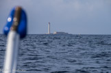 <center>Île de Planier.</center>A 15 km au large de Marseille, existent des hauts-fonds. C'est en 1319 que Robert d'Anjou imposa à toute personne qui aborde cet écueil d'y déposer des pierres de construction afin que soit érigée une tour à feu qui fonctionnera pendant près de quatre siècles, son feu étant alimenté avec de la paille, du bois puis du charbon. L'édifice comportera jusqu'à deux étages, s'élevant à plus de 12 m au-dessus du sol.