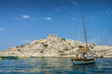 <center>Port de Pomègues. </center>A partir du XVIIe s., les relations de Marseille avec les Echelles du Levant l'exposent de façon permanente aux terribles épidémies de peste et de choléra. Le Conseil de la ville décide la mise en place d'un système de quarantaine et pendant plus de deux siècles, les îles du Frioul jouent un rôle sanitaire de premier ordre. Ce complexe sanitaire marseillais s'intègre dans un réseau auquel appartiennent les grands ports méditerranéens pour protéger l'Europe des épidémies. 1627 : Le port naturel de Pomègues est aménagé pour la purge des marchandises et le mouillage des navires suspects. 1720 . Malgré l'efficacité du triangle sanitaire contrôlé par le bureau de santé - que sont la grande prise de Pomègues, le lazaret à Arenc au Nord de la ville, les consignes sanitaires à l'entrée du Port -, la peste entre dans Marseille avec 