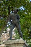 <center>Puget-Théniers</center>L'action enchaînée ou la liberté entravée. Cette statue de bronze installée dès 1908 est due à Aristide Maillol. Elle a été érigée en l'honneur du révolutionnaire Louis Auguste Blanqui (1805 – 1881), natif de Puget-Théniers.