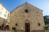 <center>Puget-Théniers</center>Eglise Notre-Dame de l'Assomption. La façade occidentale est remaniée au XVe siècle. C’est probablement à cette date que l'entrée de l'église est déplacée. Le nouveau portail est orné de colonnettes et surmonté d’un linteau avec un tympan sans décor. Le décentrement de l’oculus supérieur montre qu'il y a eu des remaniements tardifs.