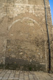 <center>Puget-Théniers</center>Eglise Notre-Dame de l'Assomption. Le mur gouttereau nord garde la trace d’un ancien portail latéral disparu et muré.