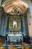 <center>Puget-Théniers</center>Eglise Notre-Dame de l'Assomption. Le retable de Saint-Nicolas-de-Tolentino. Retable en bois avec niche centrale avec une statue moderne de saint Nicolas de Talentino. Sur les côtés, deux colonnes torses en bois, autour desquelles s'enroulent des guirlandes de roses fleuries. De chaque côté de la niche, guirlandes dorées. Tabernacle en bois peint avec l'image de saint Joseph.