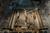 <center>Puget-Théniers</center>Eglise Notre-Dame de l'Assomption. Groupe la Crucifixion. Le Christ est entouré des deux larrons (Dimas le bon, à sa droite, et Destas le mauvais) entravés à des pièces de bois, leurs jambes profondément entaillées.