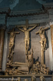 <center>Puget-Théniers</center>Eglise Notre-Dame de l'Assomption. Groupe la Crucifixion. Le Christ est entouré des deux larrons (Dimas le bon, à sa droite, et Gestas le mauvais) entravés à des pièces de bois, leurs jambes profondément entaillées.