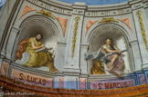 <center>Puget-Théniers</center>Eglise Notre-Dame de l'Assomption. Décor peint en trompe-l'oeil de l'abside : saint Luc et saint Marc.